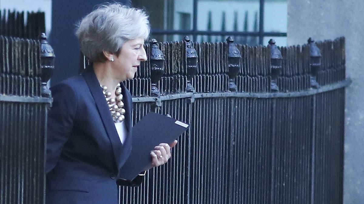 Theresa May sale de su residencia oficial de Downing Street, en Londres. Theresa May sale de su residencia oficial de Downing Street, en Londres.