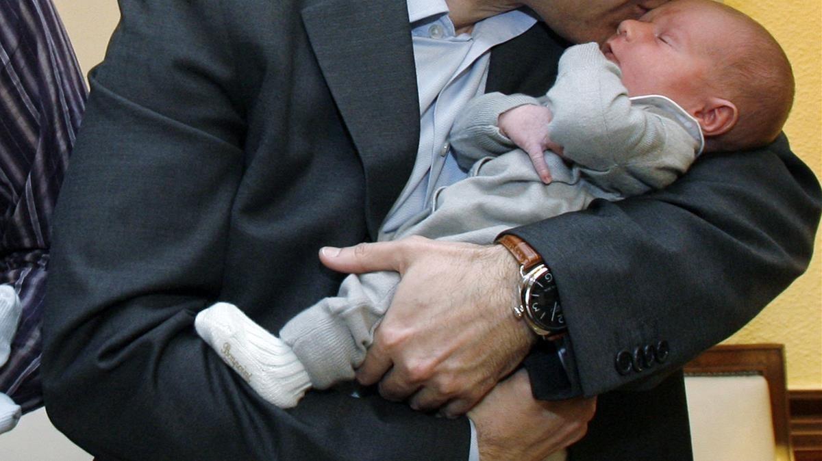 Un hombre con su hijo, disfrutando de un permiso de paternidad.