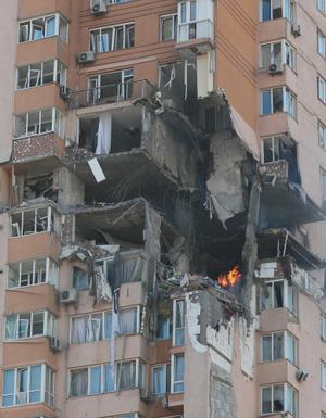Vídeo | El impacto de un misil contra un edificio de apartamentos en Kiev