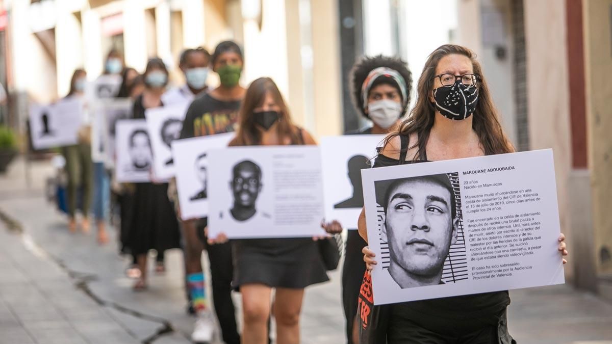 Activistas de Tanquem els CIE y alumnos de Sarrià-Sant Gervasi, esta semana en una acción en el distrito. Activistas de Tanquem els CIE y alumnos de Sarrià-Sant Gervasi, esta semana en una acción en el distrito.