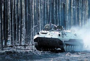 Soldados rusos conducen un tanque a través de un bosque quemado cerca de Voronezh, ayer.