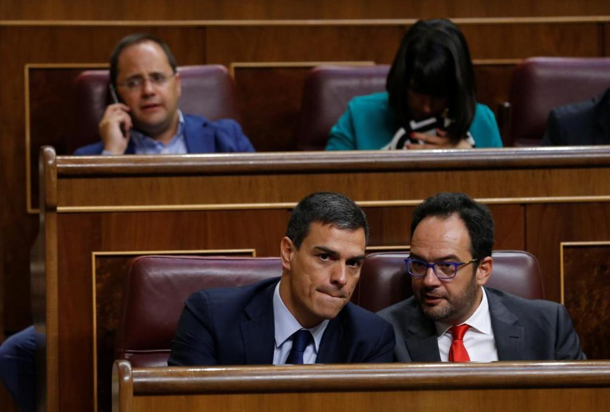Pedro Sánchez, secretario general del PSOE, con quien era su portavoz parlamentario, Antonio Hernando, el 19 de julio de 2016 en el Congreso.