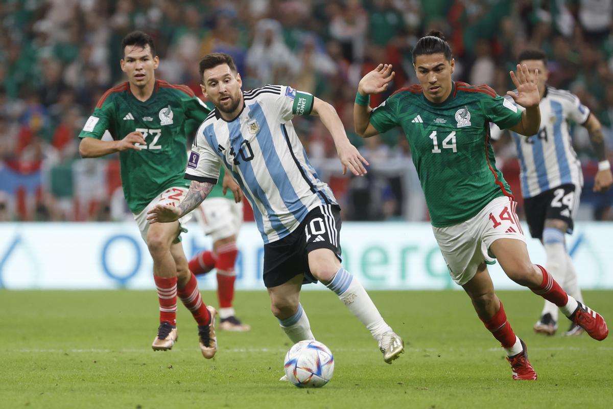 Lionel Messi se anticipa al mexicano Erick Rodríguez en el último partido de Argentina.