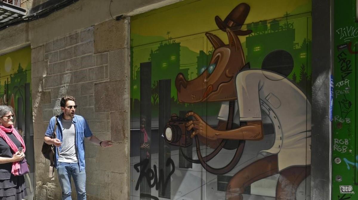 En la calle de Sant Pere Més Baix se puede ver esta obra de Kram. “Es uno de los mejores artistas de la ciudad”, asegura el guía de Barcelona Street Style Tour.