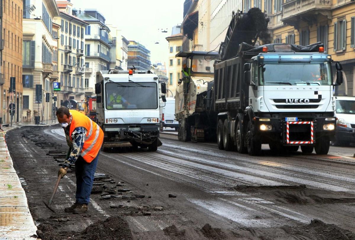 Milan (Italy), 20/04/2020.- A road construction worker in a road surface rebuilding site at Piazza San Babila, Milan, Italy, 20 April 2020. Construction sites reopened after the lockdown decided to prevent the spread of the SARS-CoV-2 coronavirus which causes the COVID-19 disease. (Abierto, Italia) EFE/EPA/Paolo Salmoirago