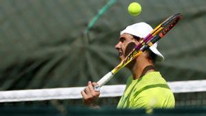 Nadal sufre una rotura de siete milímetros en el abdomen pero confía en jugar las semifinales de Wimbledon