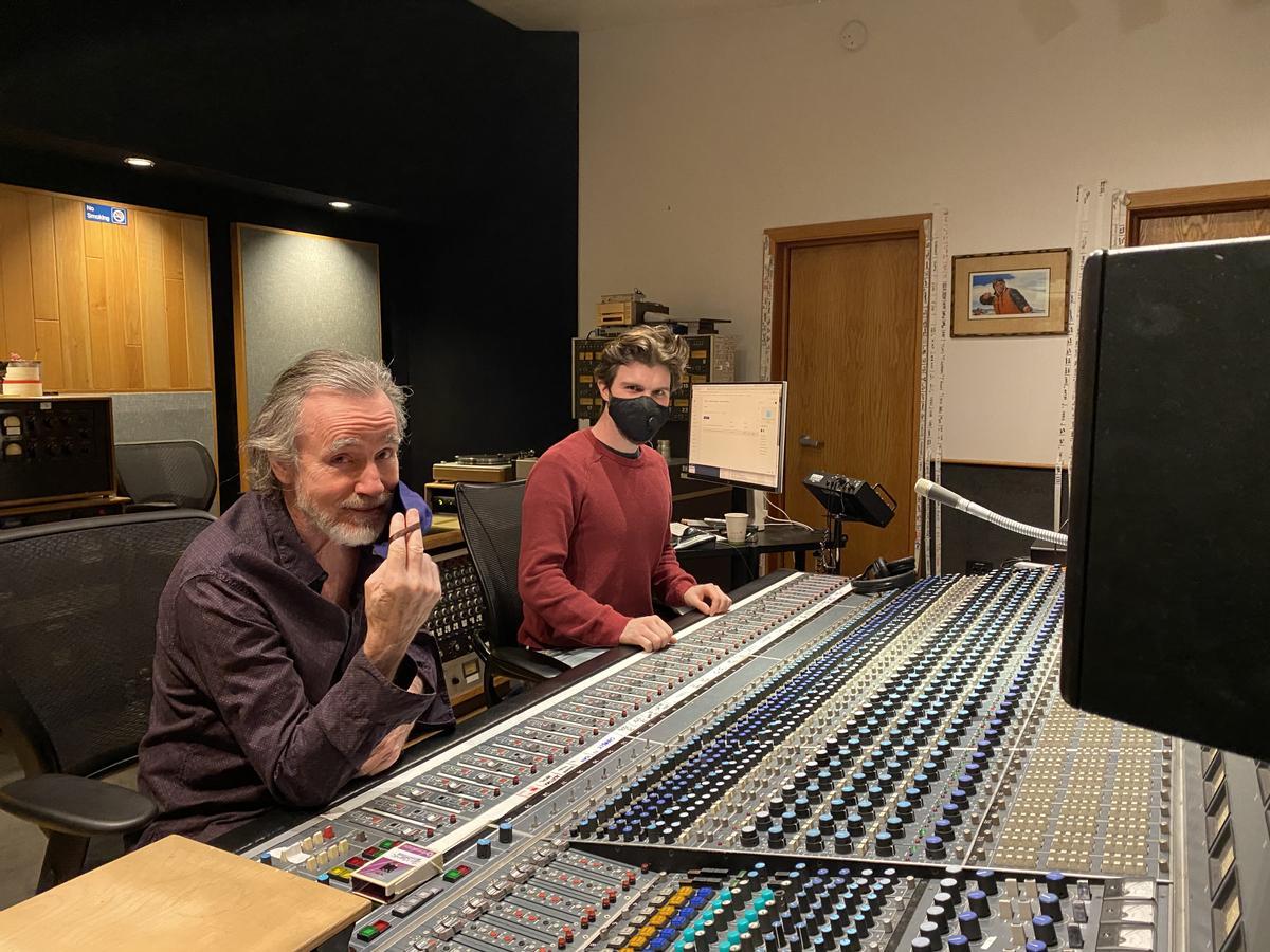 Jackson Browne, en el estudio con el ingeniero Kevin Smith.