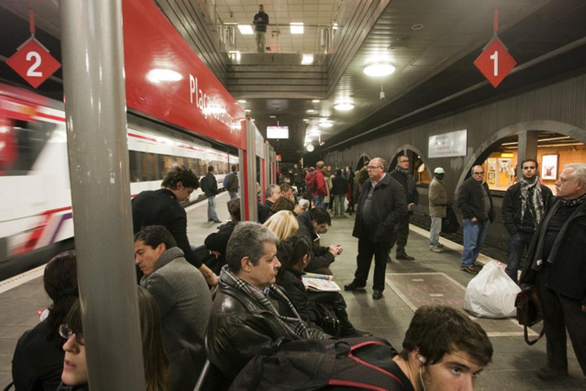 Varios pasajeros esperan el tren en la estación de Plaça Catalunya, el lunes.