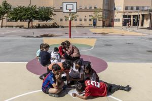 Alumnos de quinto de la Escola Bogatell de Barcelona participan en un taller del COAC para repensar su patio.   