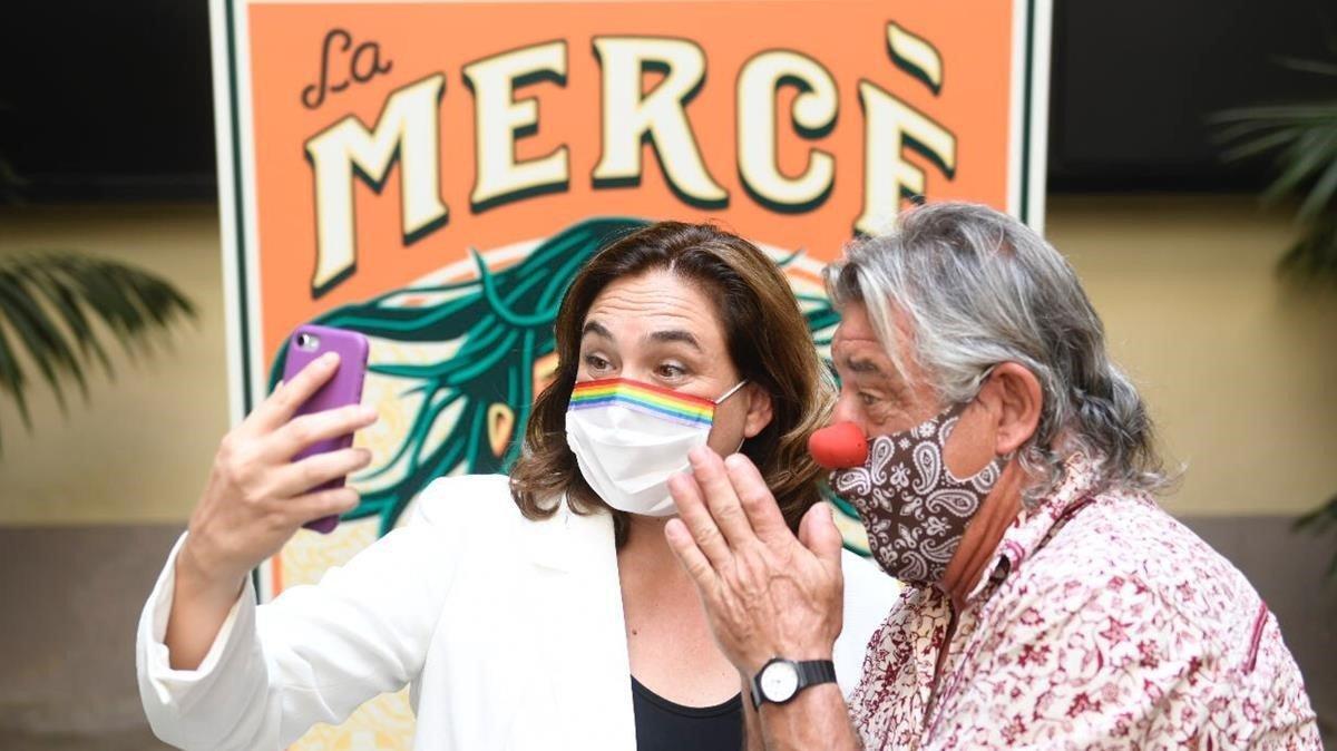 La alcaldesa de Barcelona, Ada Colau, y Tortell Poltrona, pregonero de La Mercè 2020