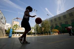 Una nena juga al pati d’un col·legi de Barcelona.