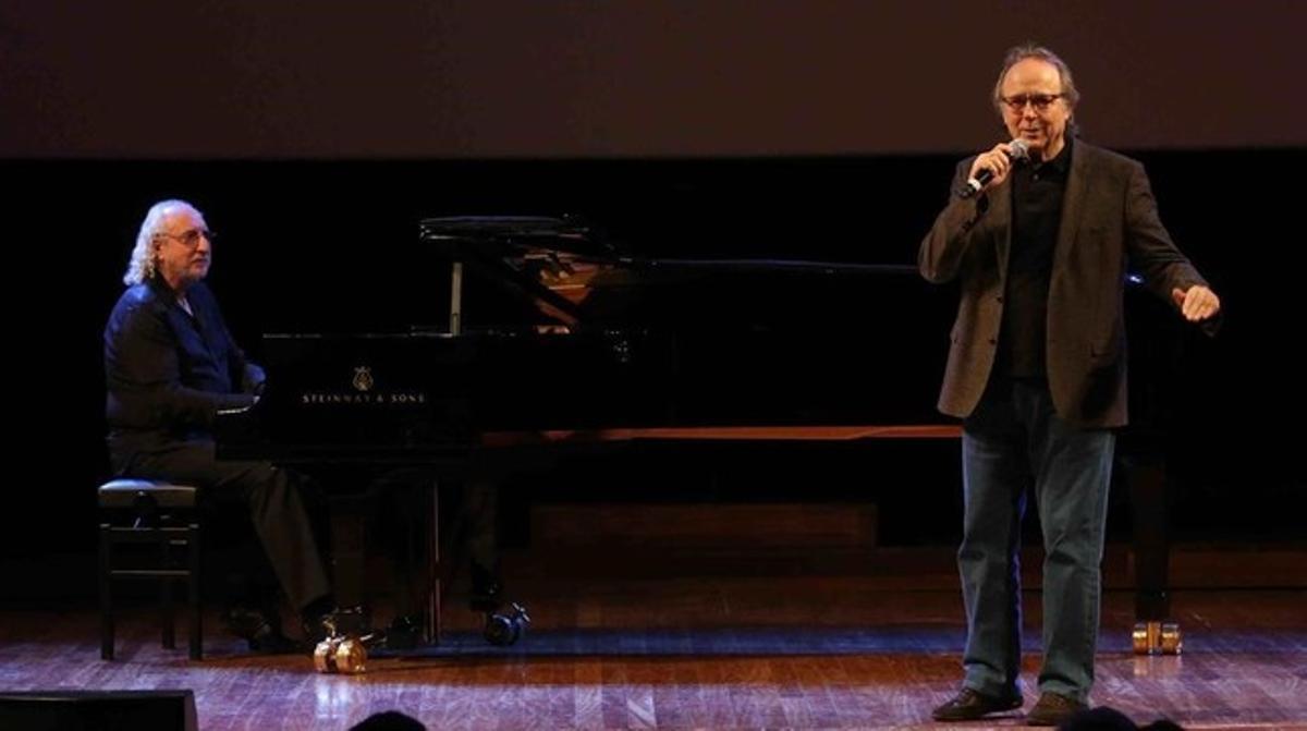 Actuación de Joan Manuel Serrat en el homenaje a Carmen Balcells.