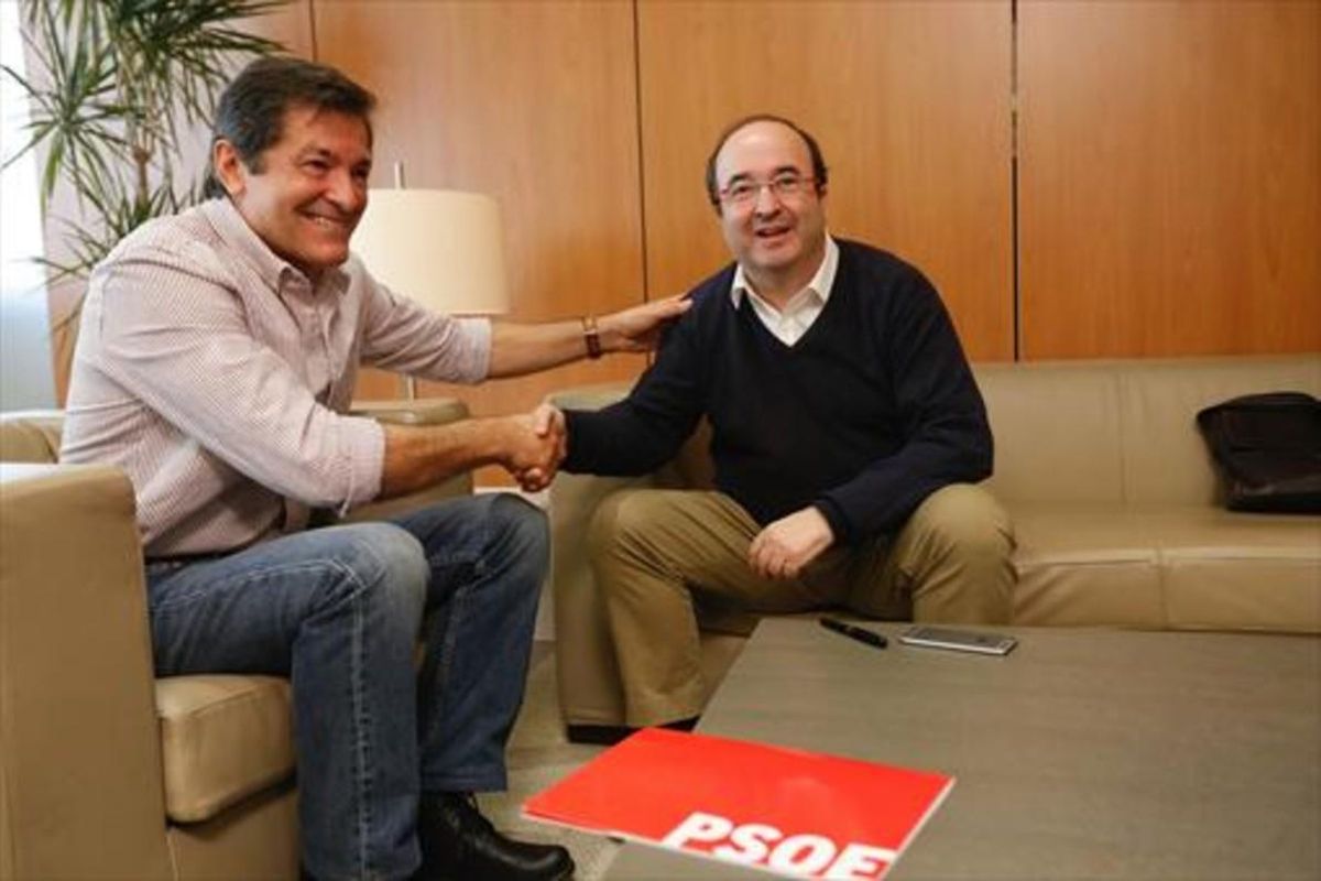 Javier Fernández y Miquel Iceta se saludan en la sede del PSOE en Madrid. Javier Fernández y Miquel Iceta se saludan en la sede del PSOE en Madrid.