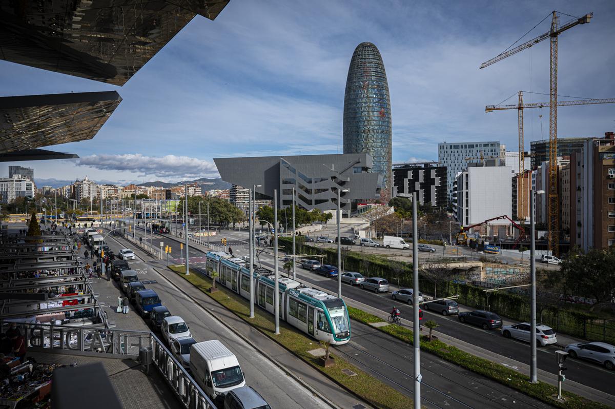 El tranvía de Barcelona, a su paso frente a los Encants.