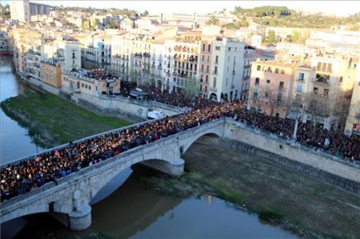 Unas 10.000 personas llenan el Pont de Pedra de Girona y las calles aledañas para ver el concierto de Txarango en el Festival Strenes, esta tarde en Girona. Unas 10.000 personas llenan el Pont de Pedra de Girona y las calles aledañas para ver el concierto de Txarango en el Festival Strenes, esta tarde en Girona.