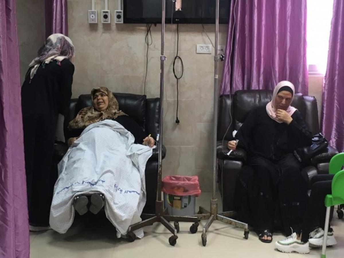 Dos mujeres de Gaza enfermas de cáncer reciben tratamiento.