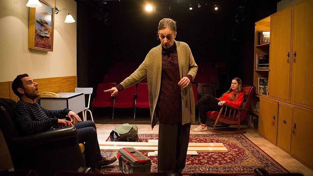 Eduard Buch y Teresa Vallicrosa, con Sara Diego al fondo, en una escena. Eduard Buch y Teresa Vallicrosa, con Sara Diego al fondo, en una escena.