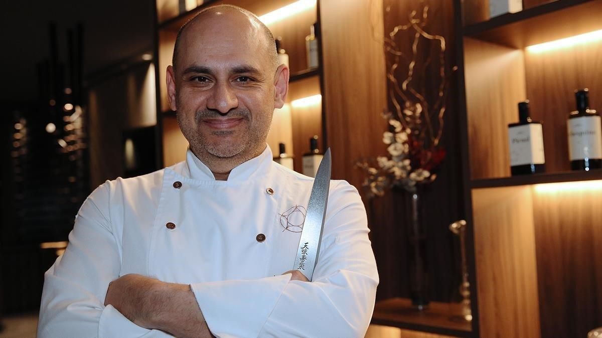 El cocinero Jordi Artal, con un cuchillo en la pacífica sala de Cinc Sentits. El cocinero Jordi Artal, con un cuchillo en la pacífica sala de Cinc Sentits.
