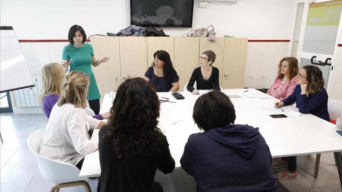 Un grupo de madres realiza un taller de constelación familiar, junto a Sara Escudero, psicóloga del SOAF de la Fundación Marianao, en Sant Boi de Llobregat. Un grupo de madres realiza un taller de constelación familiar, junto a Sara Escudero, psicóloga del SOAF de la Fundación Marianao, en Sant Boi de Llobregat.