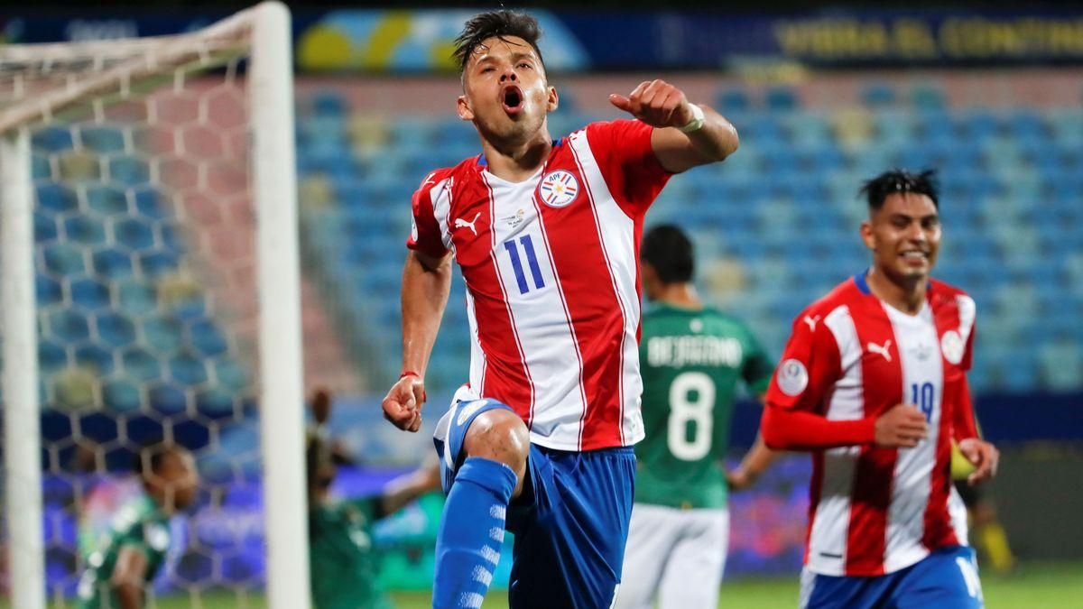 Los paraguayos celebran uno de sus tres goles. Los paraguayos celebran uno de sus tres goles.