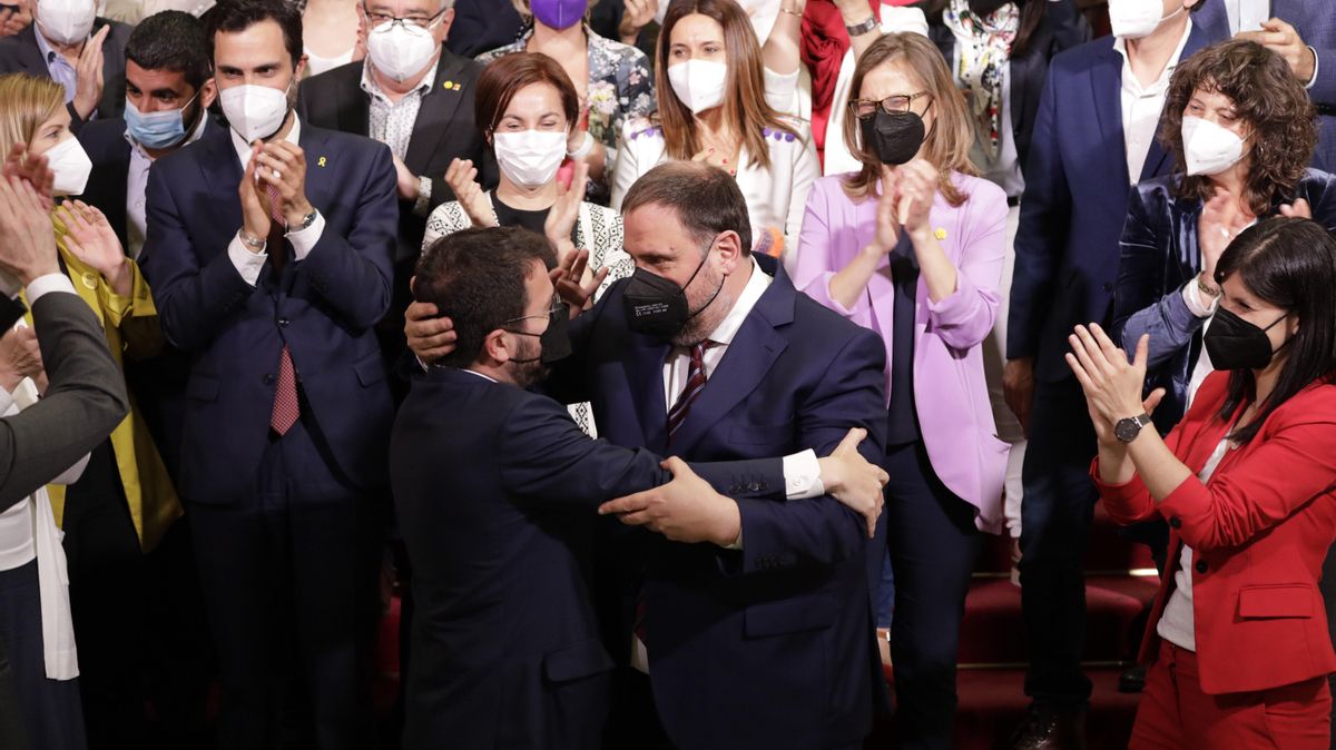 Pere Aragonès (a la izquierda), abraza al presidente de ERC, Oriol Junqueras, tras ser investido presidente de la Generalitat, el 21 de mayo. Pere Aragonès (a la izquierda), abraza al presidente de ERC, Oriol Junqueras, tras ser investido presidente de la Generalitat, el 21 de mayo.