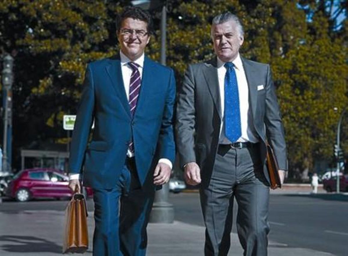 Bárcenas (derecha) acude con su abogado a los juzgados de Valencia, el pasado mes de mayo. Bárcenas (derecha) acude con su abogado a los juzgados de Valencia, el pasado mes de mayo.
