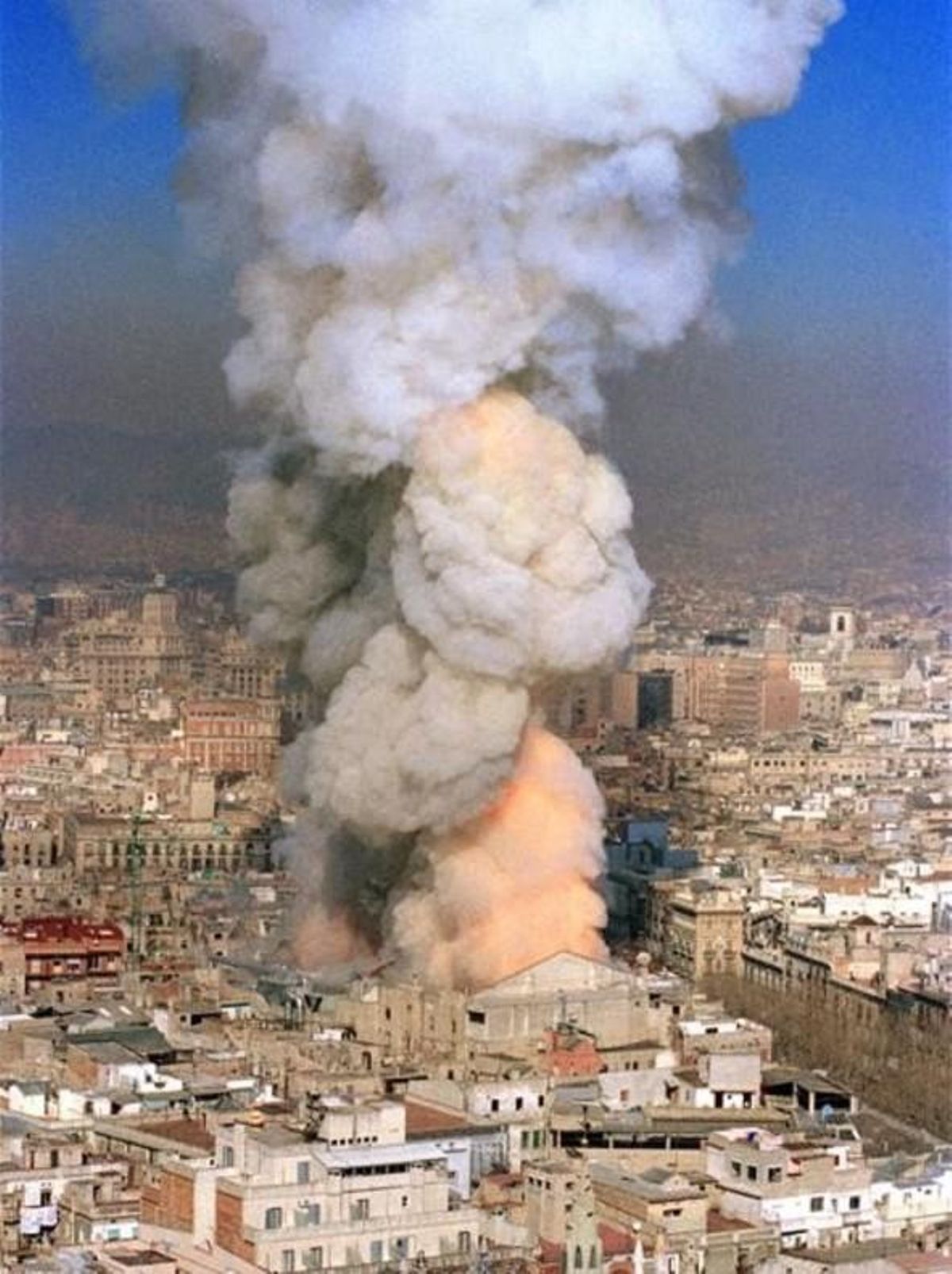 El incendio del Liceu en el momento en que se deplomó el techo y se levantaron enormes llamaradas. El incendio del Liceu en el momento en que se deplomó el techo y se levantaron enormes llamaradas.