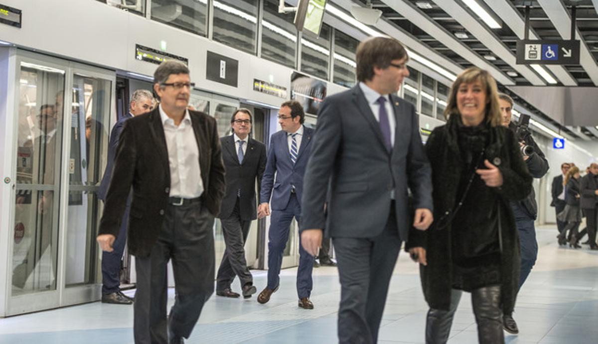 Inauguración con autoridades de la L9 Sur del metro hasta el aeropuerto. En primer término, el presidente de la Generalitat, Carles Puigdemont, y la alcaldesa del Hospitalet, Núria Marín, en una estación.