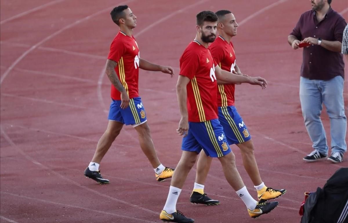 Thiago detrás de Piqué, en el entrenamiento del lunes en Las Rozas. Thiago detrás de Piqué, en el entrenamiento del lunes en Las Rozas.