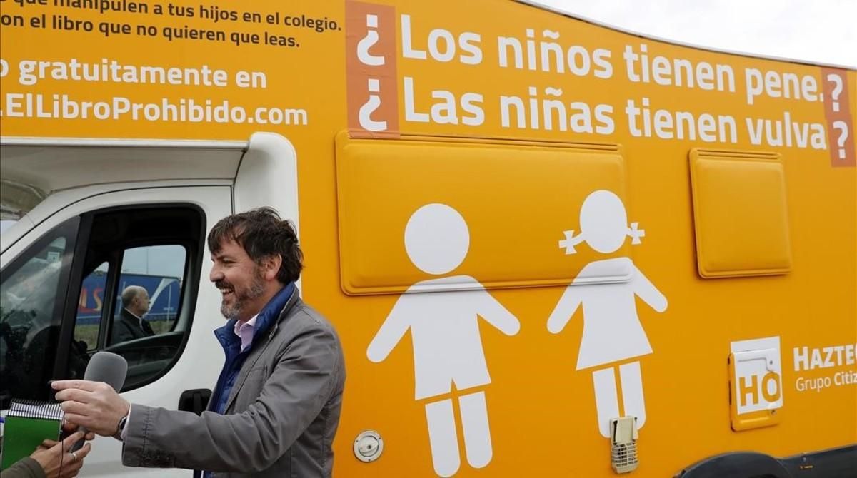 El bus tránsfobo puede seguir circulando tras ser parado por la policía municipal de Madrid El bus tránsfobo puede seguir circulando tras ser parado por la policía municipal de Madrid