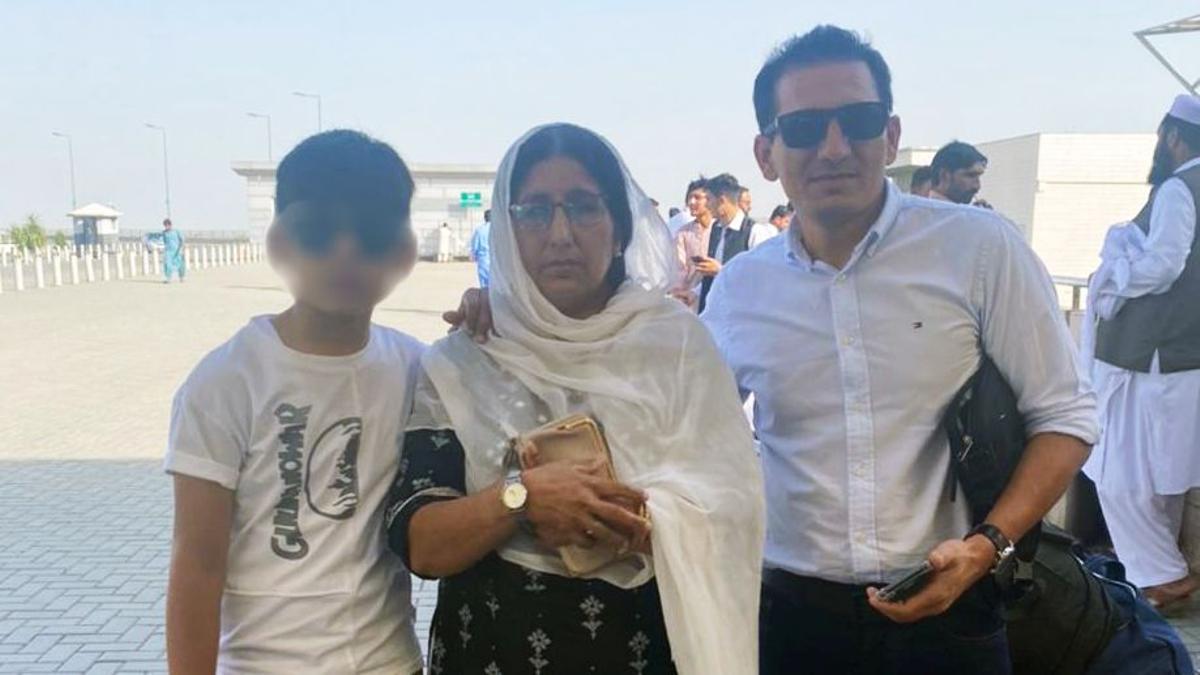 La madre de las chicas asesinadas en Pakistán, saliendo del aeropuerto de Islamabad destino a Barcelona junto a su hijo de 13 años.