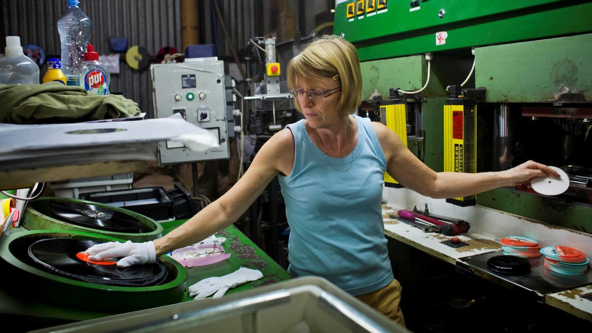 Una operaria trabaja en la fábrica de discos de vinilo de GZ Media en Lodenice, en la República Checa.