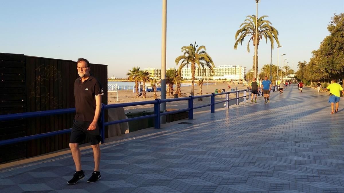 El expresidente del Gobierno, Mariano Rajoy, durante un paseo esta mañana por el paseo marítimo de Alicante. El expresidente del Gobierno, Mariano Rajoy, durante un paseo esta mañana por el paseo marítimo de Alicante.