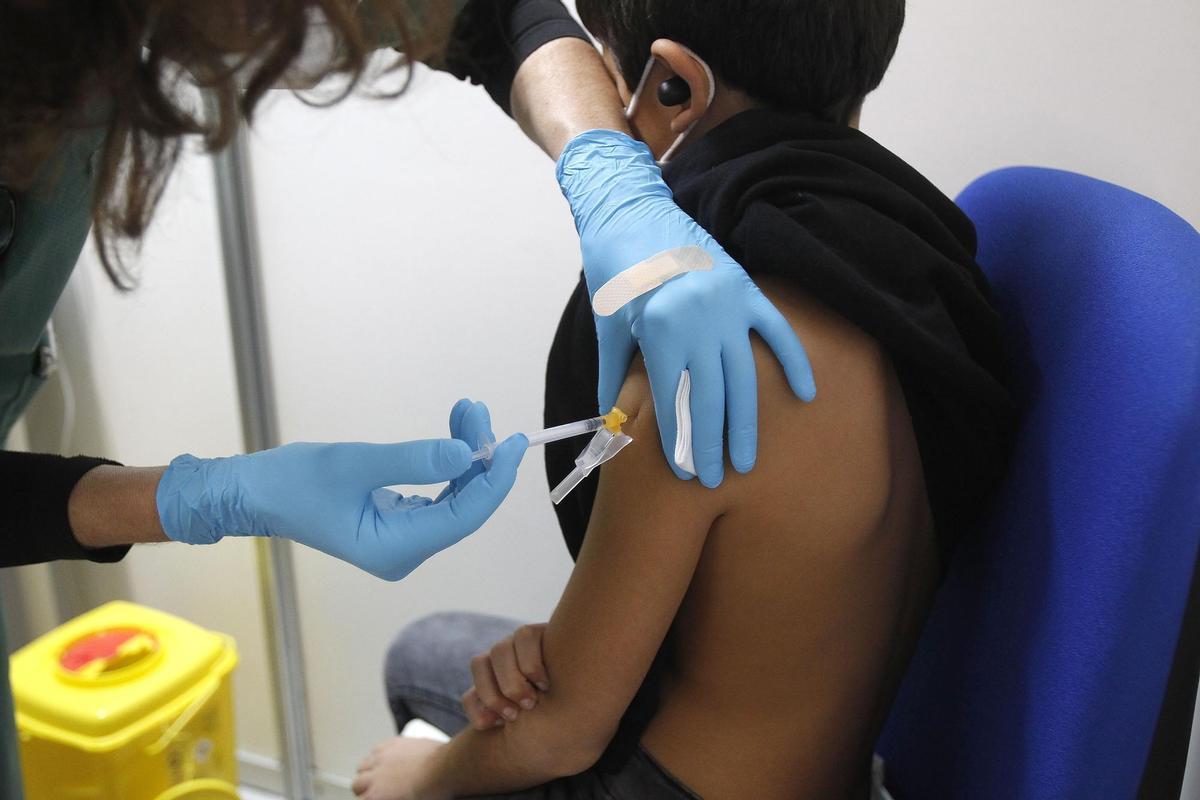 Un error al disolver la vacuna obliga a revisar en Cantabria si un centenar de niños han generado anticuerpos