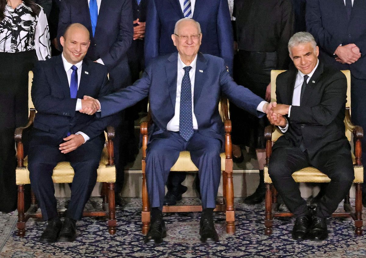 Reuvin Rivlin, presidente de Israel, rodeado de Naftali Bennett (izquierda) y Yair Lapid (derecha). Reuvin Rivlin, presidente de Israel, rodeado de Naftali Bennett (izquierda) y Yair Lapid (derecha).
