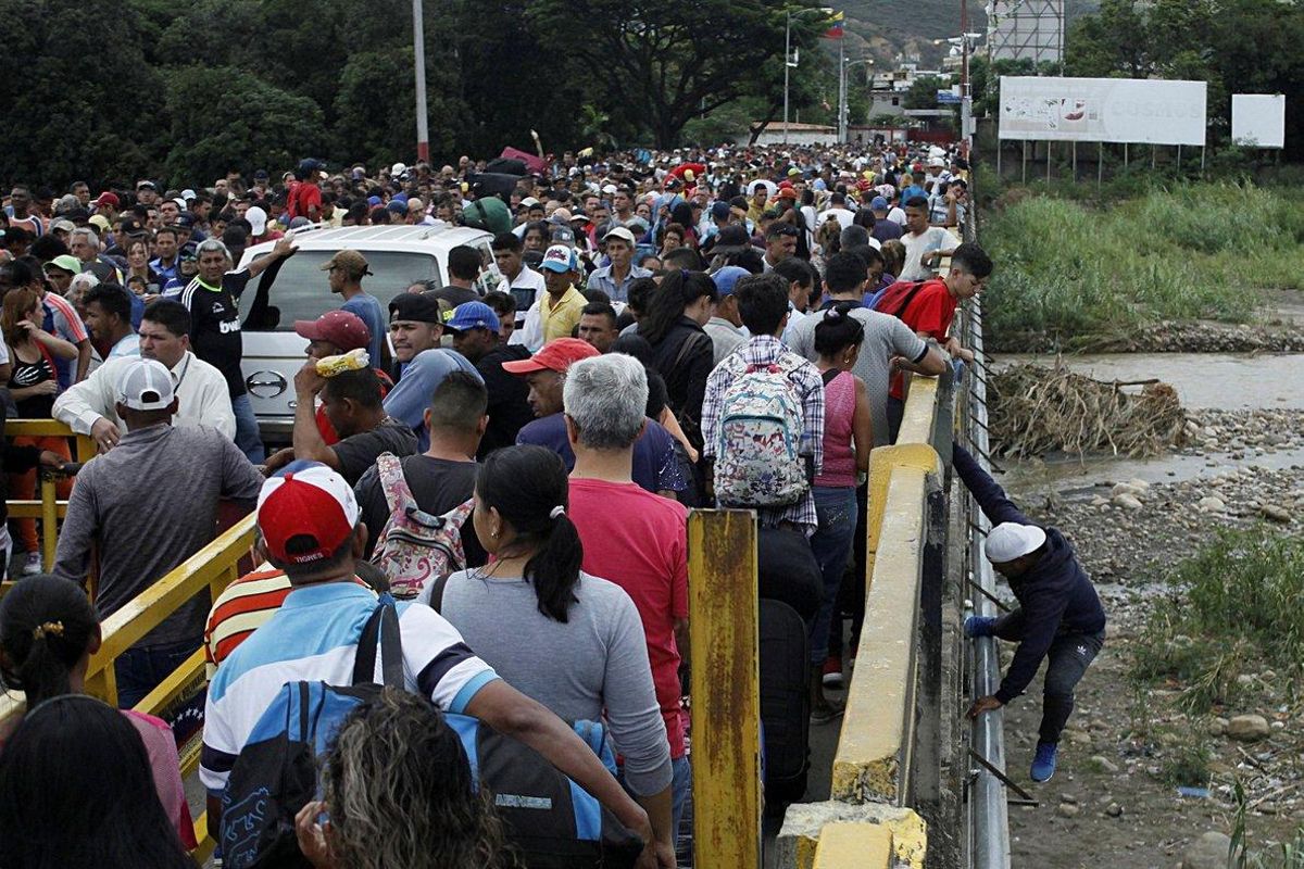 Miles de venezolanos cruzan la frontera con Colombia. Miles de venezolanos cruzan la frontera con Colombia.