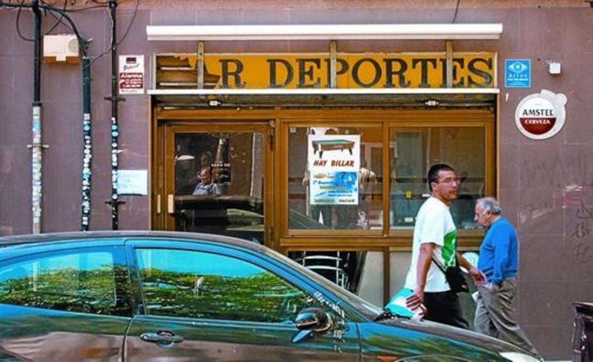 El viejo y roto rótulo del Bar Deportes en la avenida del Carrilet de L’Hospitalet, el viernes. El viejo y roto rótulo del Bar Deportes en la avenida del Carrilet de L’Hospitalet, el viernes.