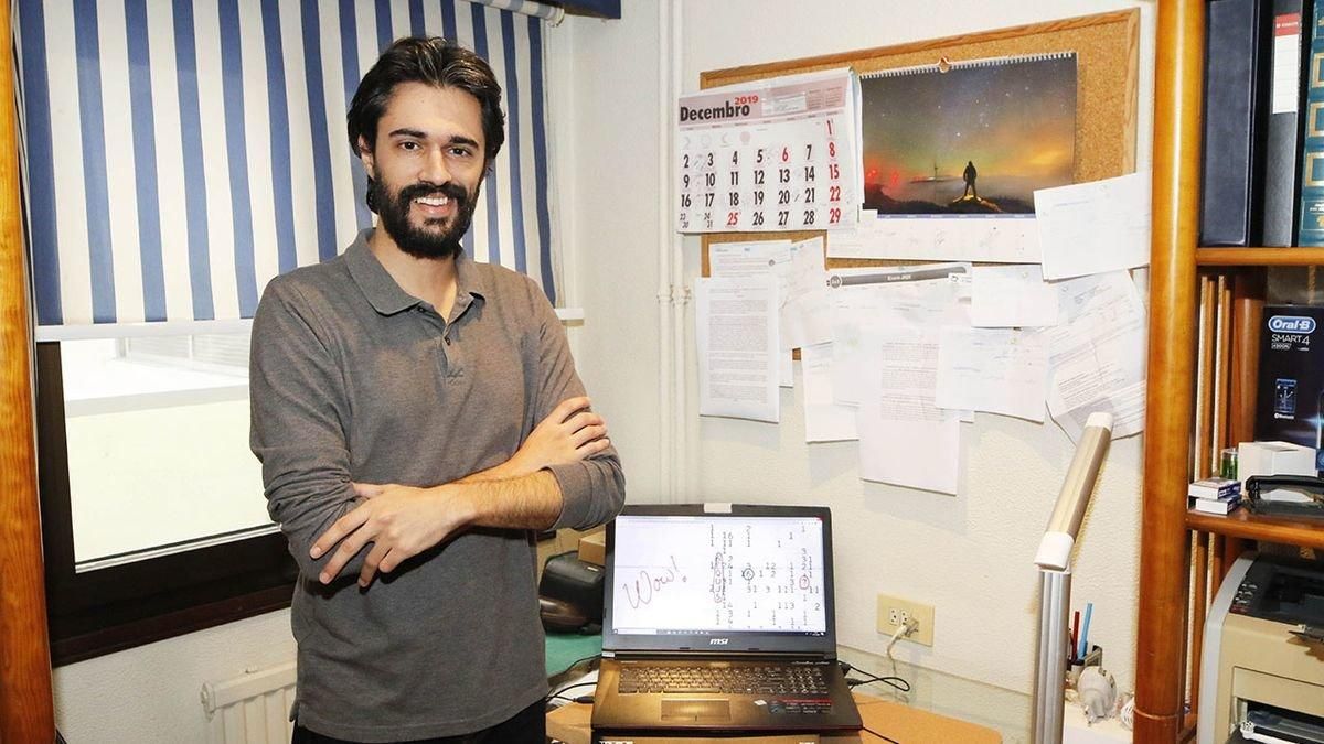 El joven vigués Alberto Caballero, en su espacio de trabajo El joven vigués Alberto Caballero, en su espacio de trabajo