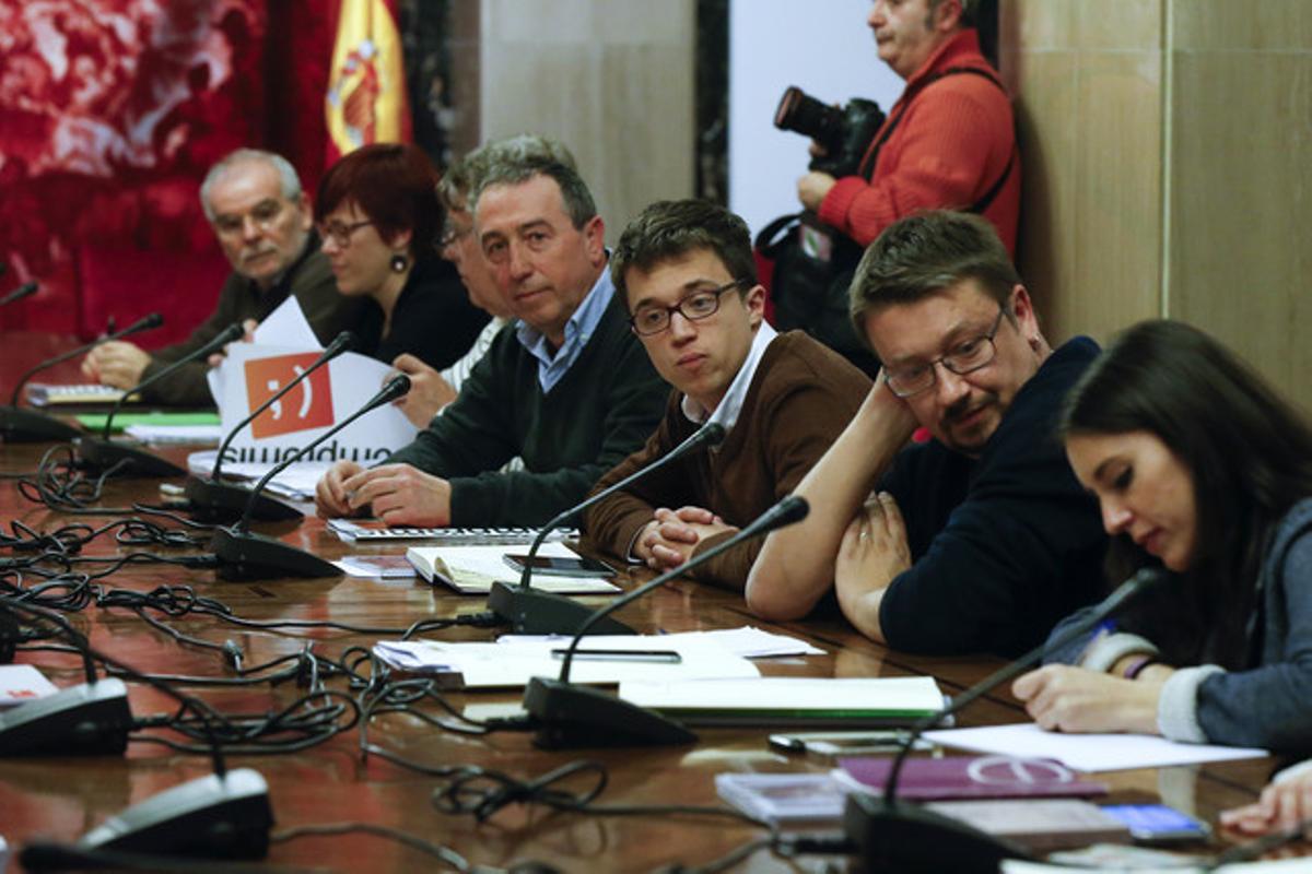 Xavier Domènech (derecha), flanqueado por Irene Montero, Íñigo Errejón y Joan Baldoví, durante una reunión con el equipo negociador del PSOE.