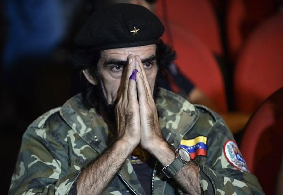 Un seguidor del partido de Nicolás Maduro, disfrazado de Ché Guevara, triste tras la derrota electoral. Un seguidor del partido de Nicolás Maduro, disfrazado de Ché Guevara, triste tras la derrota electoral.