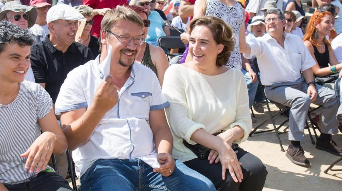 El portavoz de En Comú Podem en el Congreso, Xavier Domènech, y la alcaldesa de Barcelona, Ada Colau. El portavoz de En Comú Podem en el Congreso, Xavier Domènech, y la alcaldesa de Barcelona, Ada Colau.