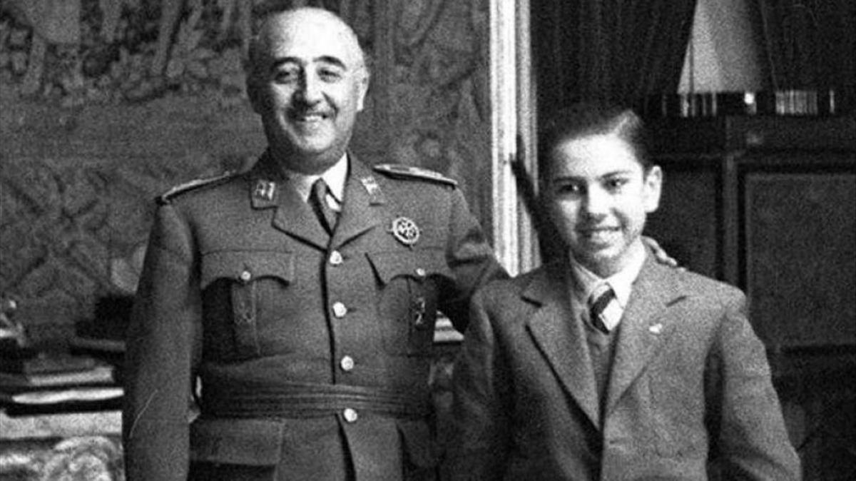 Francisco Franco junto a Arturo Pomar, joven prodigio del ajedrez en España.