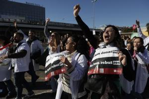 Sanitaris es manifesten als carrers de Barcelona