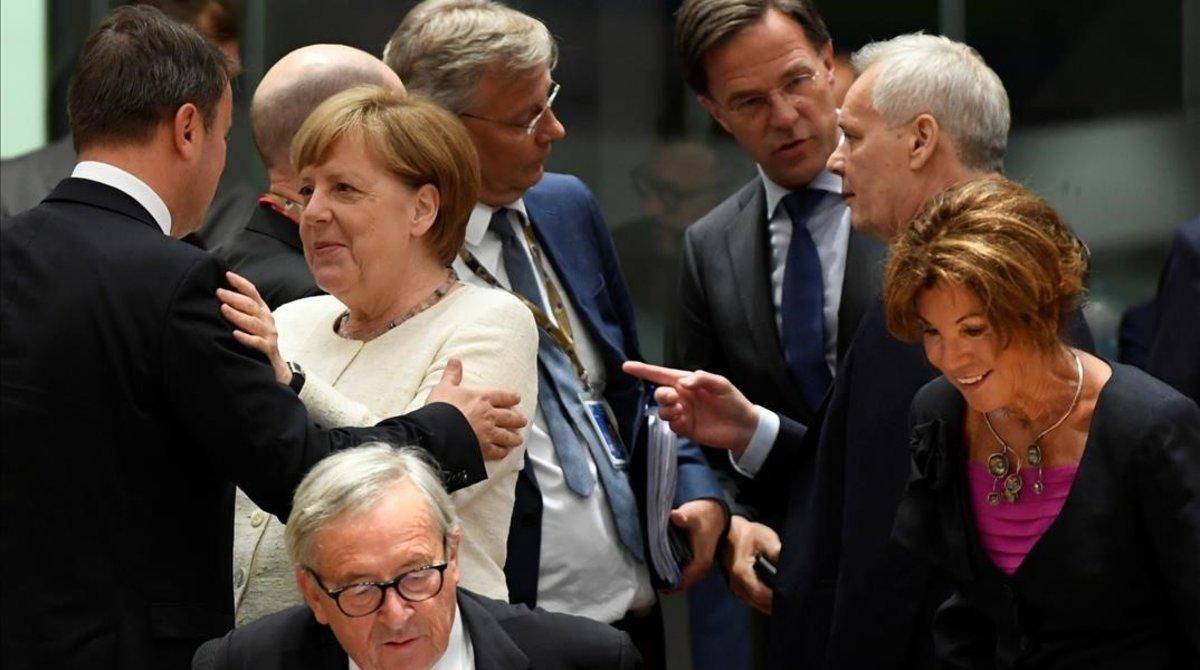 La cancillera Angela Merkel y el luxemburgués Xavier Bettel se saludan entre otros dirigentes europeos. La cancillera Angela Merkel y el luxemburgués Xavier Bettel se saludan entre otros dirigentes europeos.