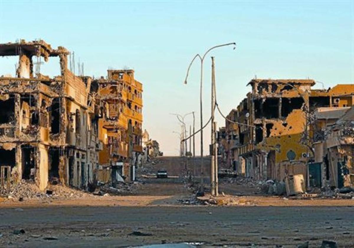 Casas destrozadas en una calle del área devastada donde se escondía Gadafi, ayer en Sirte. Casas destrozadas en una calle del área devastada donde se escondía Gadafi, ayer en Sirte.