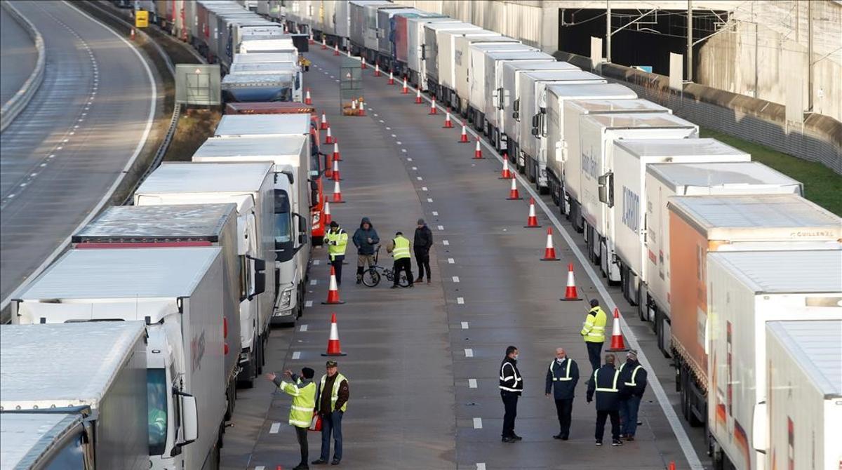Larguísimas filas de camiones para entrar en el puerto de Dover, este jueves. 