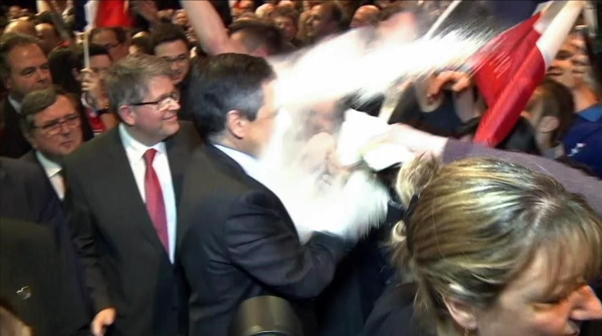 Un joven ha lanzado harina al candidato conservador francés, François Fillon durante un mitin. Un joven ha lanzado harina al candidato conservador francés, François Fillon durante un mitin.