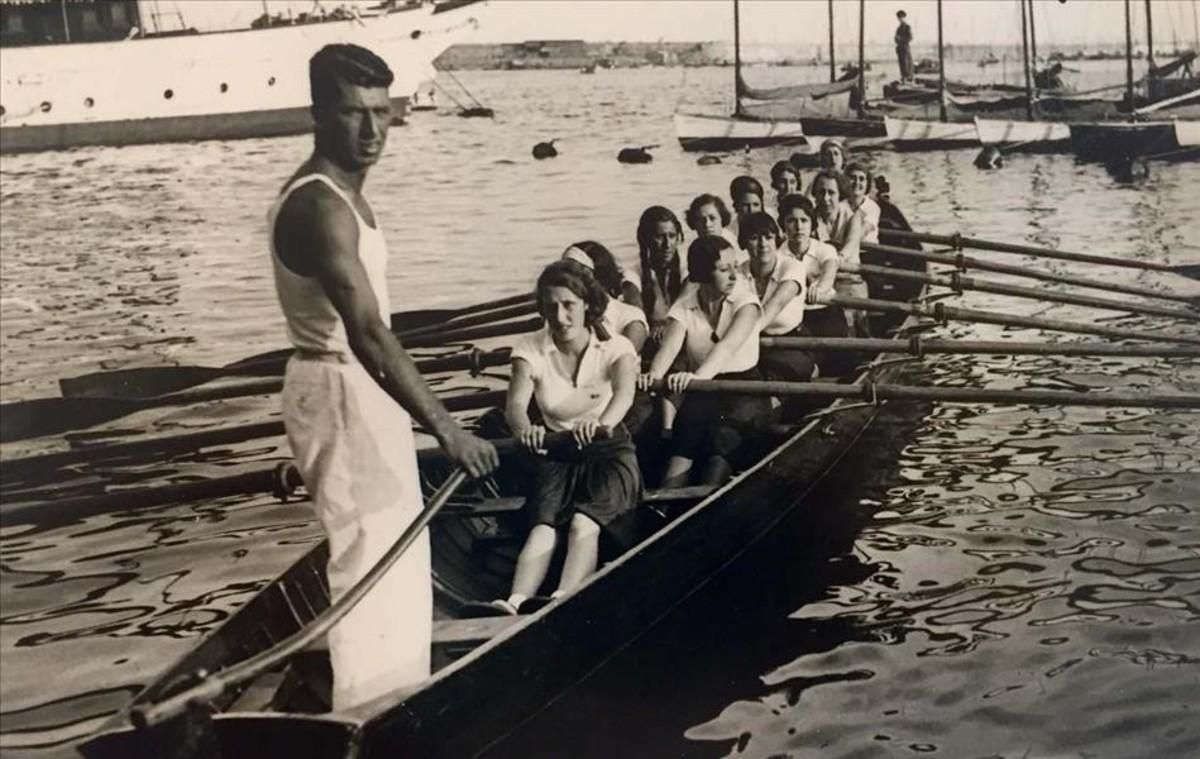 Guillermina Guillén, la abuela de la escritora (la primera remera), participa en una regata. Guillermina Guillén, la abuela de la escritora (la primera remera), participa en una regata.