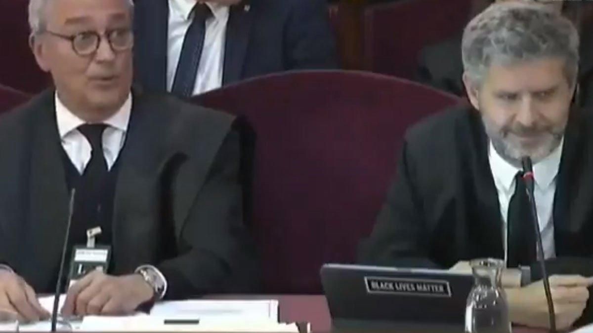 Xavier Melero, con mirada de estupefacción, junto a Andreu Van den Eynde, mientras escuchan la declaración del policía que asegura que el abogado de Junqueras hizo de mediador el 1-O. Xavier Melero, con mirada de estupefacción, junto a Andreu Van den Eynde, mientras escuchan la declaración del policía que asegura que el abogado de Junqueras hizo de mediador el 1-O.