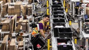 Multimèdia | Així funciona el magatzem d’Amazon més gran d’Espanya